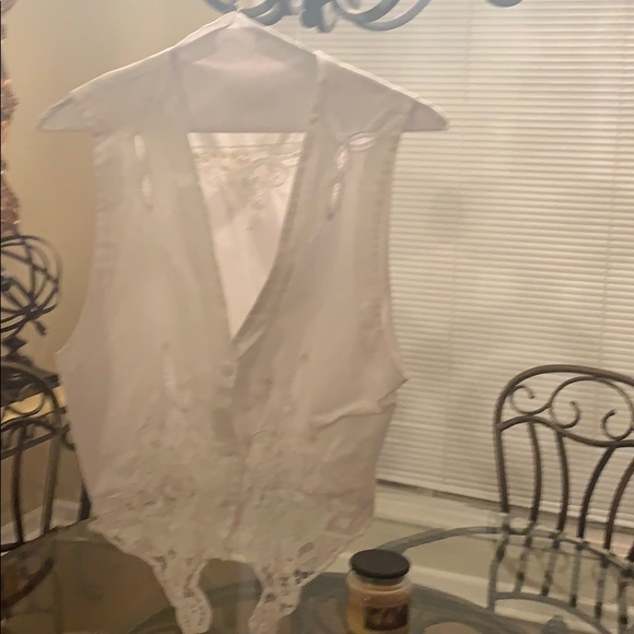White VEST BEAUTIFUL ON SIZE MEDIUM👠 - Picture 2 of 4